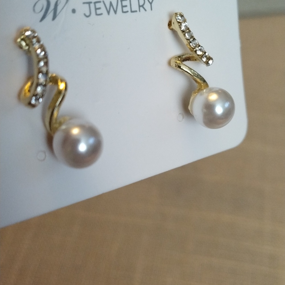 Elegant twist goldtone rhinestone pearl drop earrings with "Diamond" detail - Picture 3 of 4